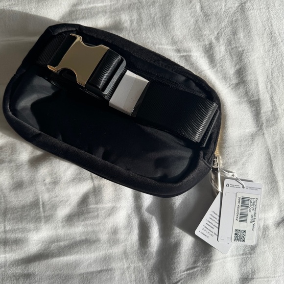 🆕 Lululemon Everywhere Belt Bag Velour - Black (Metal Hardware) - Picture 4 of 8